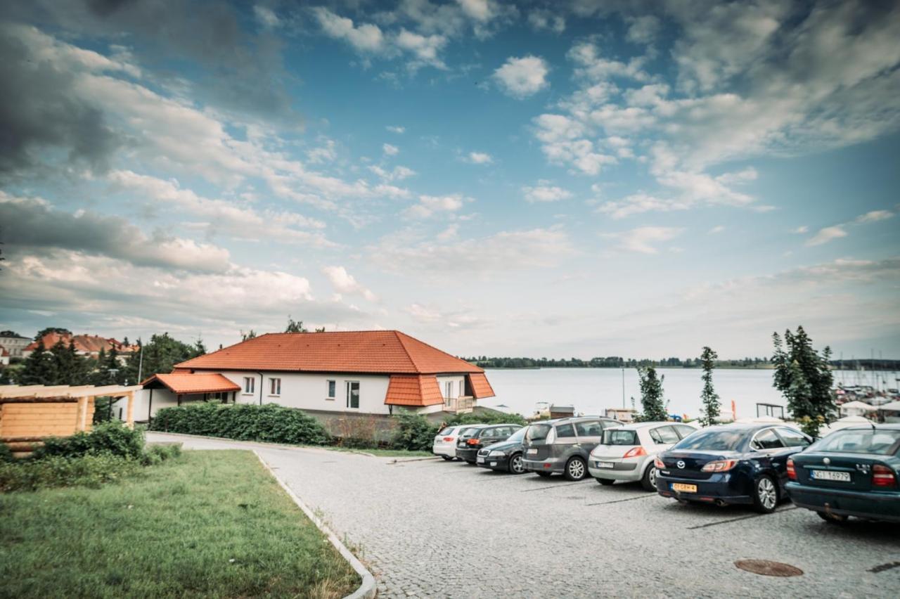 Willa Z Widokiem Na Jezioro รึน ภายนอก รูปภาพ